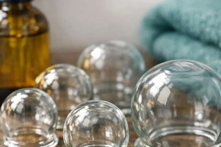 Szklane bańki lekarskie — ilustracja artykułu o cupping therapy