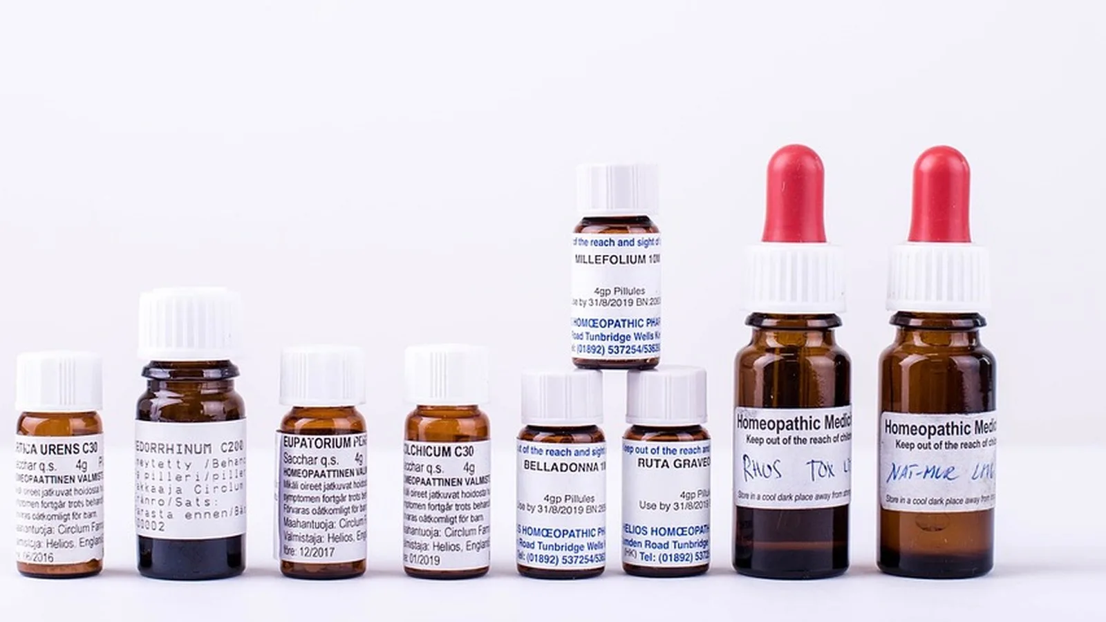 Fiolki homeopatyczne z etykietami C30, C200, Belladonna, Rhus Tox