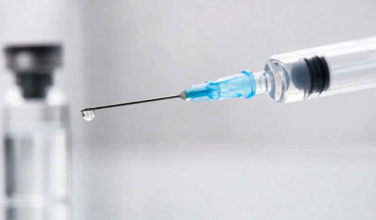 vaccine syringe needle medical - Ruch antyszczepionkowy w Polsce - 3 mity, 3 skutki