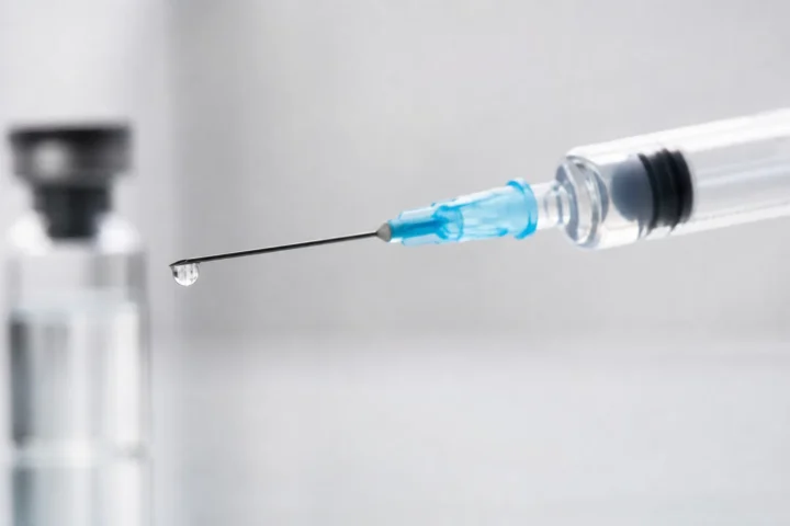 vaccine syringe needle medical - Ruch antyszczepionkowy w Polsce - 3 mity, 3 skutki