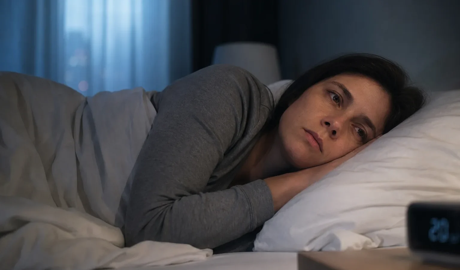 insomnia sleep difficulty bedroom night - Bezsenność - melatonina, magnez, CBD i co jeszcze pomaga