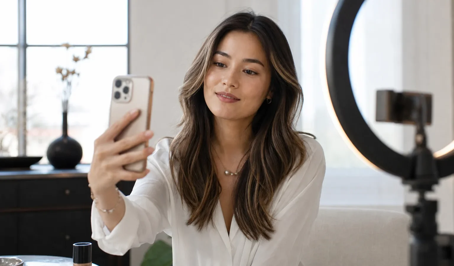 social media instagram phone influencer - „Cudowne uzdrowicielki" z Instagrama - studium marketingu