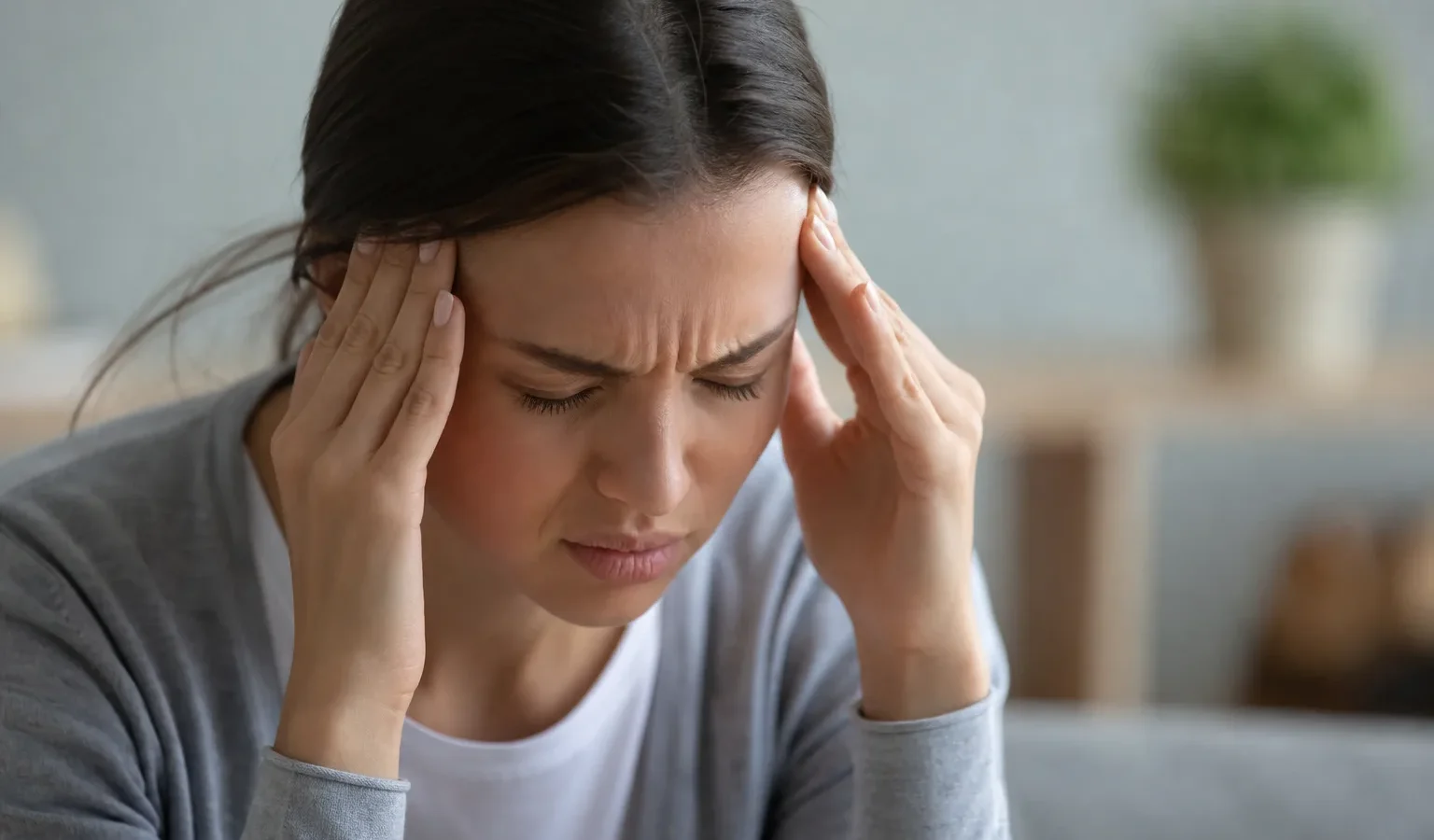 migraine headache woman temple pain - Migrena - co działa poza lekami (akupunktura, ryboflawina, magnez)