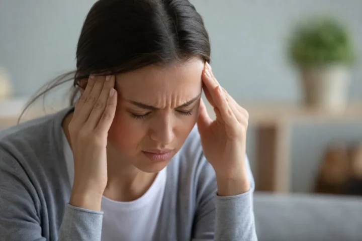 migraine headache woman temple pain - Migrena - co działa poza lekami (akupunktura, ryboflawina, magnez)