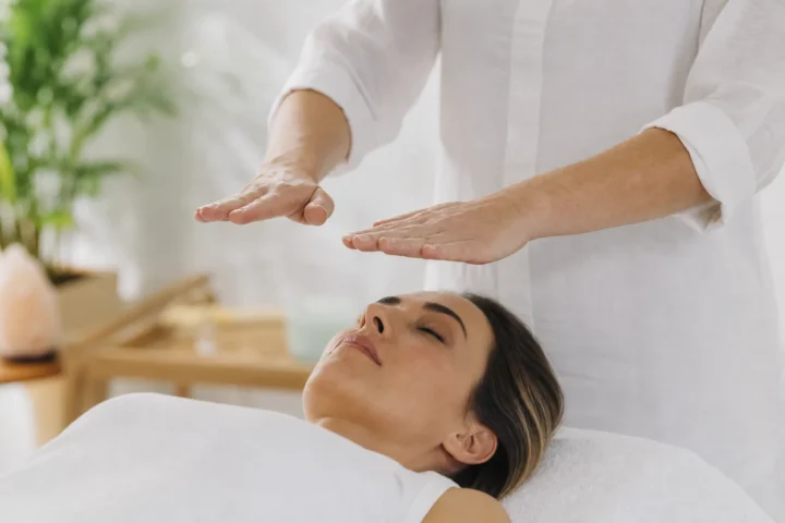 reiki energy healing hands - Reiki - dotyk bez dotyku. Co mówią badania