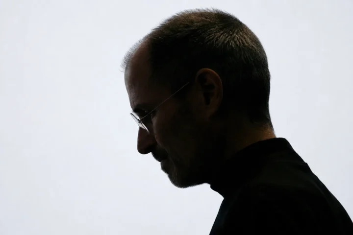 apple steve jobs portrait silhouette - Steve Jobs i rak trzustki - koszt wyboru alternatywy