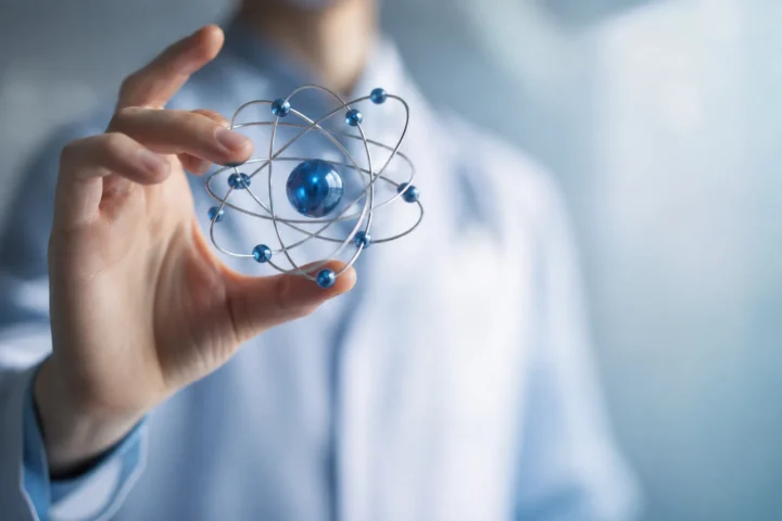 quantum physics atom abstract - Terapia kwantowa i „fale skalarne” - fizyka vs marketing